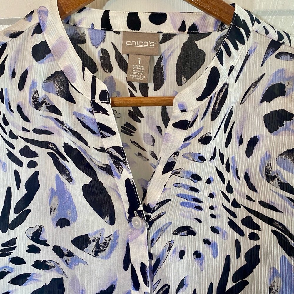 Chico's top M size 1, 8 White Blouse with Navy and Light Purple Abstract Print